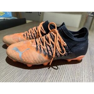 PUMA Future soccer cleats in a black and Orange Youth Boys Size 7